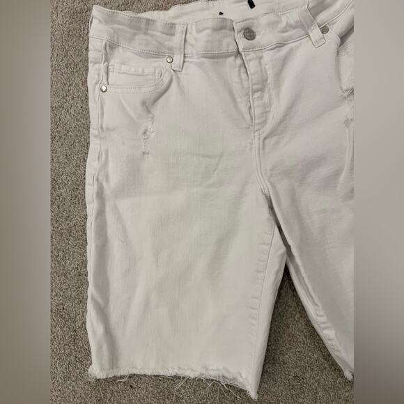 Buffalo David Bitton Women Mid Rise Distressed Bermuda Tandi White, size 14 - Picture 13 of 14